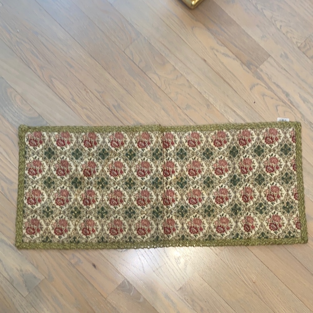 Vintage Elegant Floral Patterned Runner in Green and Red